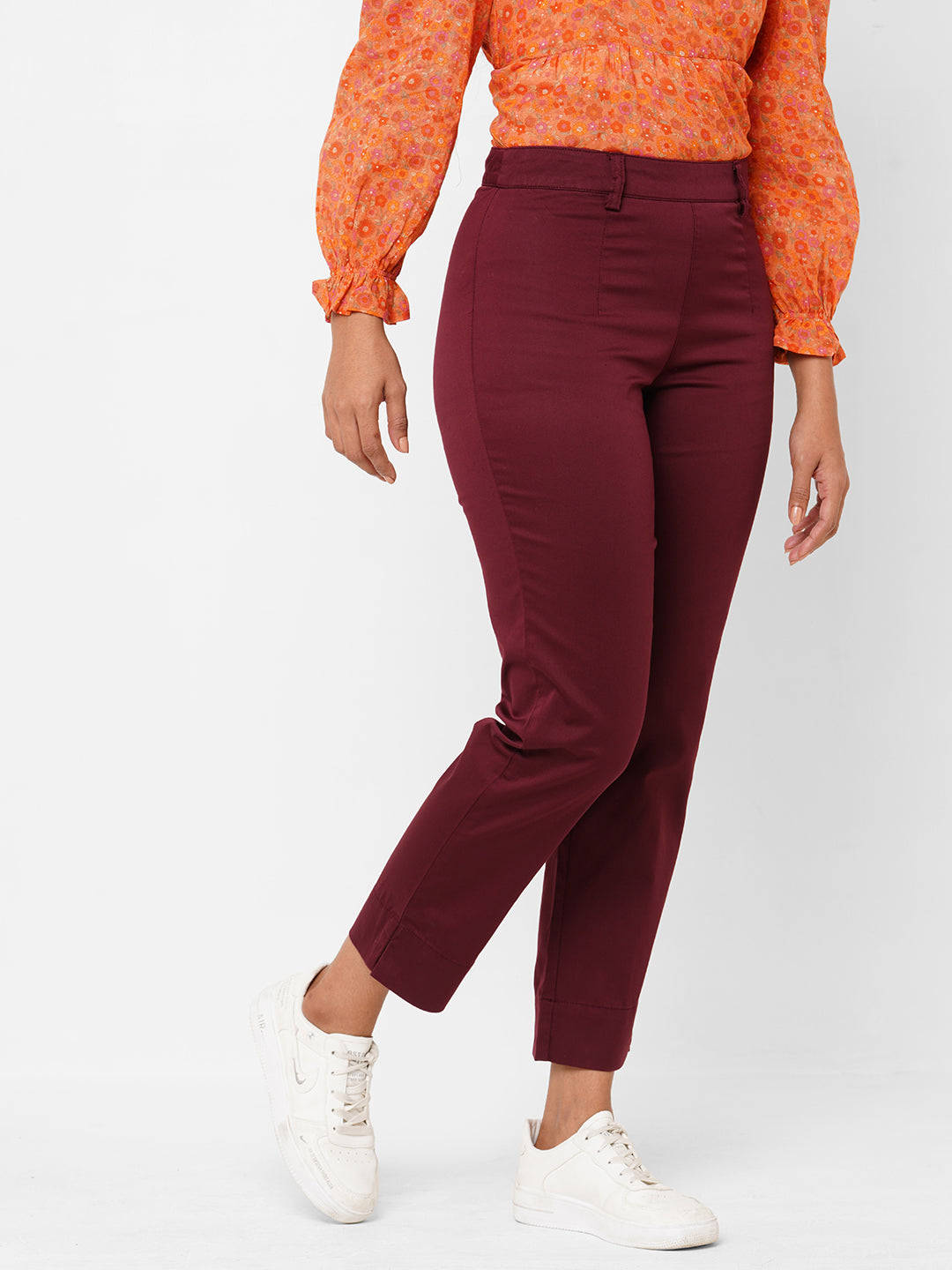15 Ways to Wear Burgundy or Maroon Pants | Maroon pants, Cute outfits,  Business casual outfits